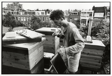 108013 Portret van imker Peter Peels die bijen houdt op het dak van zijn huis Bekkerstraat 12 te Utrecht.